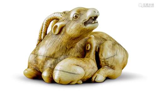 NETSUKE: HIRSCHKUH MIT JUNGTIER. Japan. Edo-Zeit. 18. Jh. Hirschkuh liegend mit untergeschlagenen