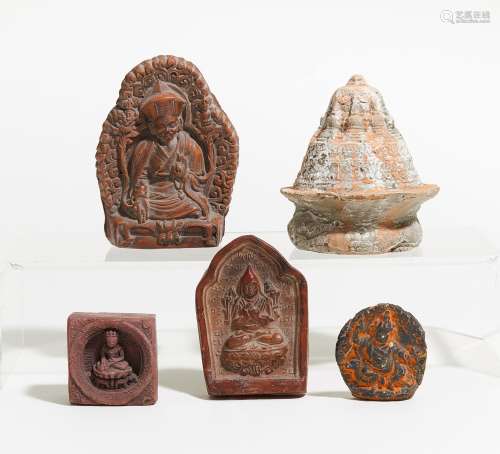 FÜNF TSATSA. Nepal/Tibet. 19. Jh. Gebrannter Ton, teils mit Resten ritueller Farbe. H. 4,4-11cm.