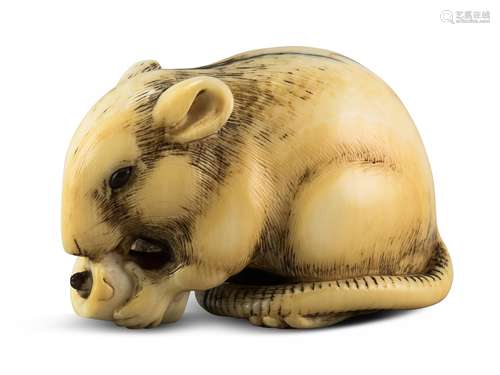 NETSUKE: RATTE MIT KERZE. Japan. Edo-Zeit. Spätes 18. Jh. Elfenbein mit goldgelber Patina, fein