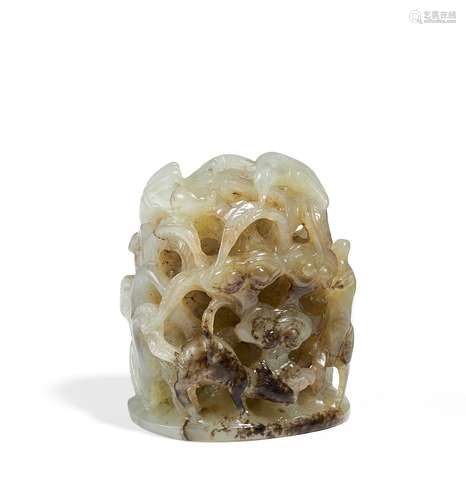 HUT-BEKRÖNUNG MIT HIRSCH UND KRANICH. China. Ming-Dynastie (1368-1644). Hellgrüne, opake Jade mit