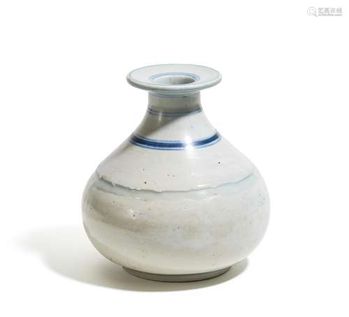 BAUCHIGE FLASCHENVASE. Korea. 18./19. Jh. Schweres Porzellan, mit transparenter, hell grünlicher