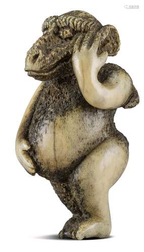 NETSUKE: KAIBUTSU. Japan. Meiji-Zeit. Spätes 19. Jh. Hirschhorn. Ein Fabelwesen (kaibutsu) mit dem