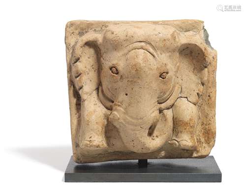 KACHEL MIT ELEFANT. Indien. Gupta-Periode. 5./6. Jh. Von Hand geformter, niedrig gebrannter Ton (