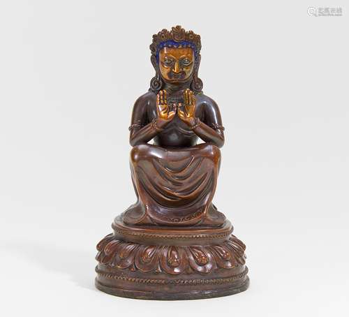 SITZENDE BUDDHISTISCHE FIGUR. Nepal. Kupferbronze mit kultischer Bemalung und den Augen in Silber