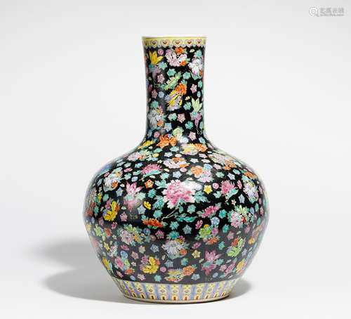 GROßE TIANQIUPING-VASE IN MILLEFLEUR-DESIGN. China. Porzellan, bemalt mit Aufglasurfarben in famille