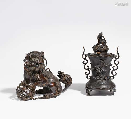 ZWEI RÄUCHERGEFÄßE. Japan. Meiji-Zeit. Um 1900. Bronze mit dunkler, glänzender Patina. a) Shishi-