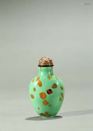 A turquoise-green glass gilt splashed snuff bottle