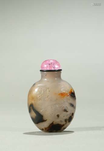 An agate carved 'fish and carp' snuff bottle