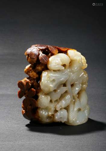 A white-russet jade carving