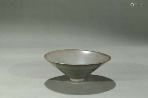 A celadon glazed crackled conical bowl
