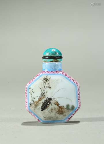 A famille rose octagonal snuff bottle