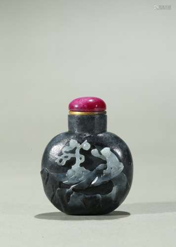 A black and white jade 'monkey and peach' snuff bottle