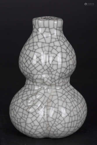 A Chinese Ge-Type Porcelain Vase