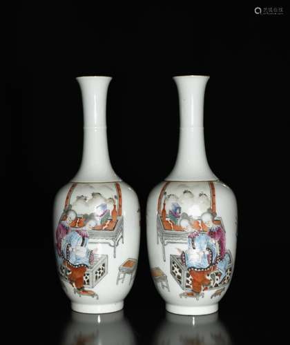 A PAIR OF FAMILLE ROSE VASE