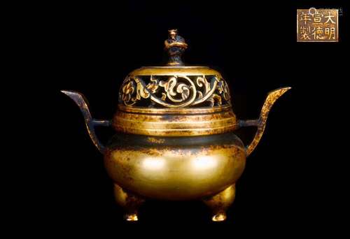 A GILT-BRONZE TRIPOD CENSER AND COVER