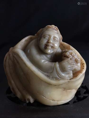 A JADE CARVED ORNAMENT