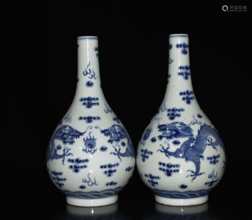 A PAIR OF BLUE AND WHITE BOTTLE VASE