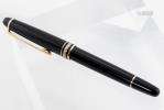 Montblanc, stylo plume collection Meisterstück, résine noire, plume 14K.