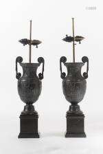 Paire de lampes en bois peint représentant une paire de vases à l'antique