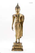 Bouddha debout marchant de Thaïlande de style Ayuthaya en bronze laqué doré