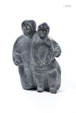 Sculpture Inuit de deux Inuit en basalte gris noir