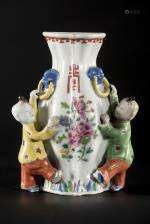 Vase applique murale en porcelaine de Chine, époque Qianlong 清乾隆