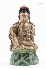 Guanyin en bois laqué or du Vietnam assise sur une feuille de lotus et tenant un petit garçon sur ses genoux