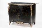 Meuble d'appui de style Louis XV en bois laqué noir et or à décor de scènes chinoises