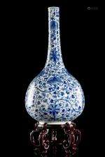 Vase bouteille en porcelaine  de Chine,  époque Qing, XIXe 清十九世紀