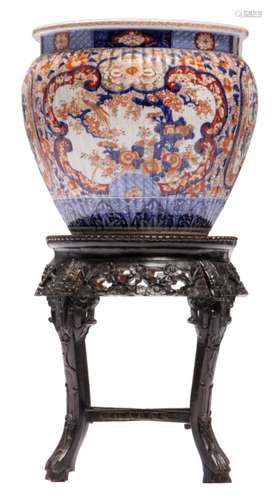 A large Japanese Imari ribbed jardiniere, Edo, on a matching Oriental carved wooden base with marble top, H 49 - W 49 (jardiniere) - H 41 - ø 45,5 cm (base)