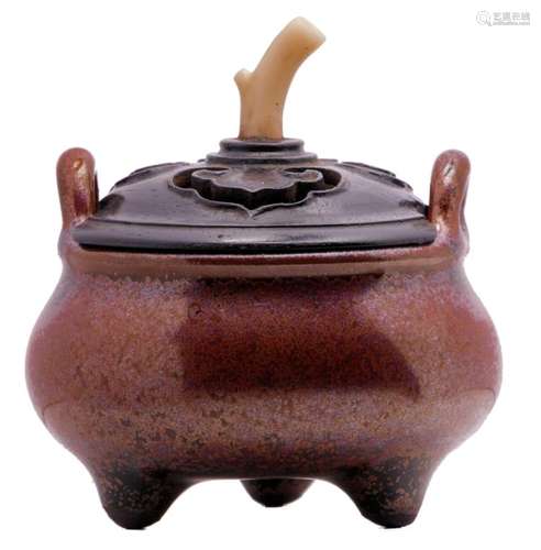 A little Chinese archaic brown tea dust glazed censer with exotic hardwood ruyi openworked cover and white coral grip, Yongzheng marked, H 8,5 cm