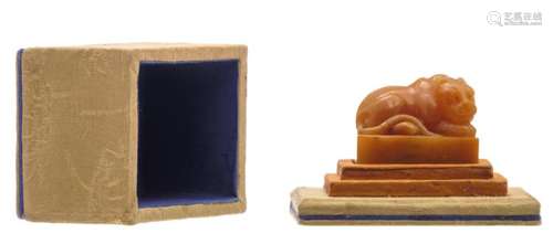 A fine Chinese carved Shoushan stone seal with a matching box, H 3,5 cm