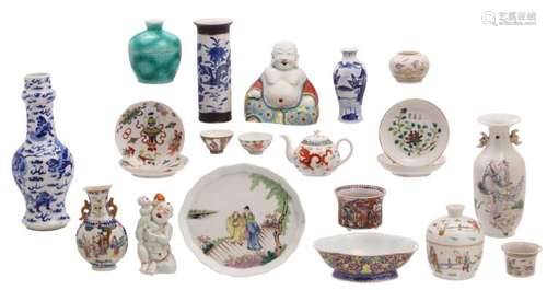 Various Chinese blue and white, polychrome and famille rose decorated porcelain items, some marked, 18th, 19th and 20thC, H 2 - 30 - W 6,5 - 23 - D 6,5 - 20,5 cm