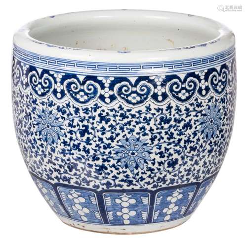 A Chinese blue and white floral decorated jardiniere, H 40 cm - ø 46 cm