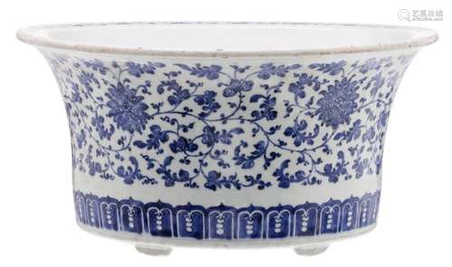 A fine Chinese blue and white lotus jardiniere, 19thC, H 20 - ø 40 cm