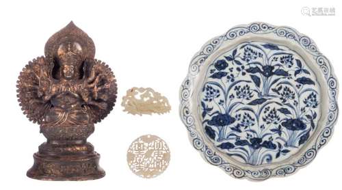 A Sino-Tibetan gilt bronze multi-armed seatted Bouddha; added a Chinese blue and white floral decorated plate and two ditto carved jade plaques, H 20 - W 6 - 7 - 21 cm