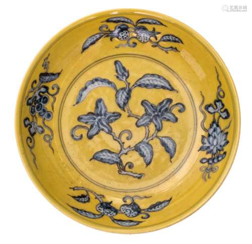 A Chinese yellow ground blue and white decorated dish with fruits and flower branches, with a Zhengde mark, H 5 - ø 20,5 cm