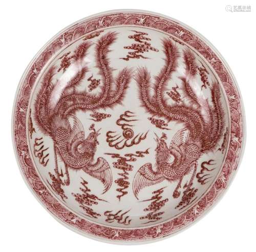 A Chinese copper red decorated plate with phoenix and a flaming pearl, with a Qianlong mark, H 7,5 - ø 40 cm