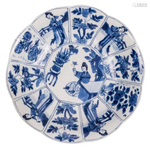 A Chinese blue and white decorated lobed plate with figures and flower branches, marked, 17thC, H 4 - ø 17 cm