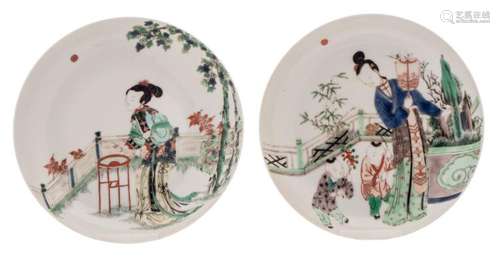 Two Chinese famille verte decorated dishes with gallant garden scenes, Kangxi, H 4 - ø 22 cm