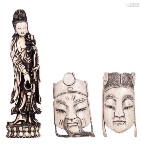 A Chinese patinated ivory Guanyin, first half of the 20thC, H 30,9 cm - Weight: 987g; added two ditto portraits of a dignitary couple, H 15,5 - 16,5 cm - Weight: 145 - 151g