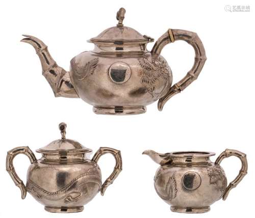 An Eastern three-piece silver tea set, marked Yoksang, probably Indonesian, decorated with dragons, the ears and handles bamboo imitation, with a Dutch hallmark for foreign made silver, tested on silver purity, H 8 - 15 cm - Total weight: about 1075g