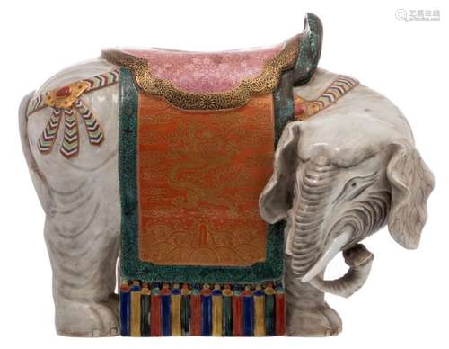 A Chinese polychrome and gilt decorated porcelain elephant shaped base, the flanks depicting a dragon and a pearl, Qing dynasty, H 25,5 - L 33,5 cm