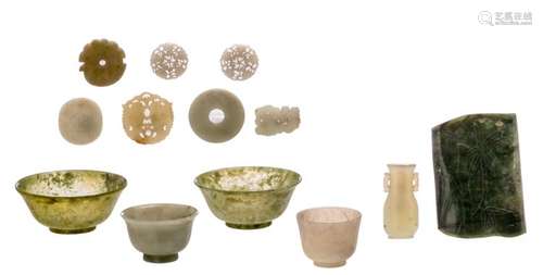 A various Chinese carved jade and spinach jade bowls and an armrest; added seven ditto plaques and a miniature vase, ø 4,5 - 6,5 (plaques) - ø 7 - 13 cm (cup and bowls)