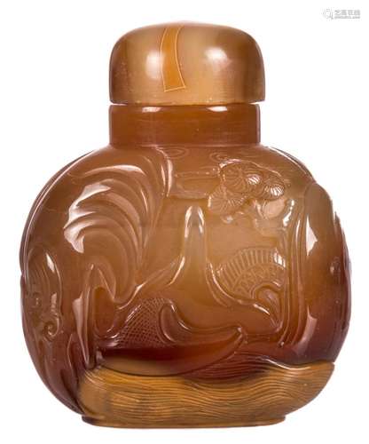 A fine Chinese agate carved snuff bottle, decorated with figures in a landscape, H 8,5 cm