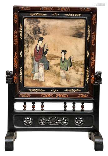 A table screen with alabaster plaque depicting court ladies, the back side a panel in exotic carved wood depicting a mandarin with his pupil, 19thC, H 55 - W 37,5 cm