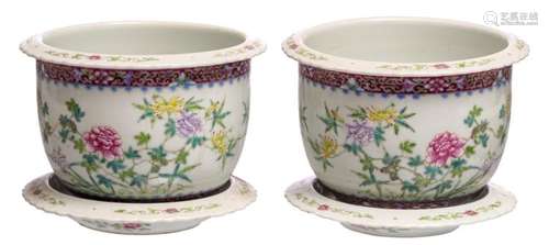 A pair of Chinese famille rose jardinieres and plates, decorated with flower branches and butterflies, H 15 - ø 20 cm