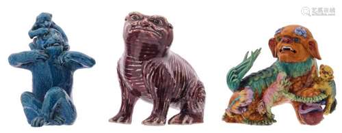 A Chinese polychrome decorated group of Fu lions; added two ditto monochrome figures depicting monkeys and the Tree Legged Toad Chan Chu H 17 - 19 - W 14 - 20 - D 12,5 - 17 cm