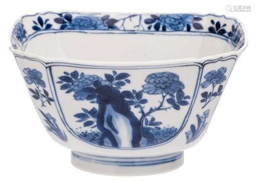 A Chinese blue and white floral decorated bowl, with a Chenghua mark, H 7,5 - W 13,5 - D 13,5 cm