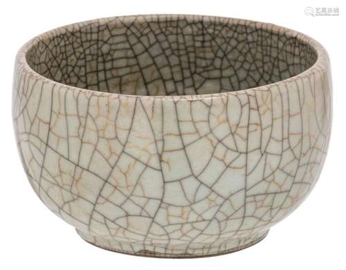 A Chinese celadon crackleware bowl, H 8 cm - ø 13,5 cm